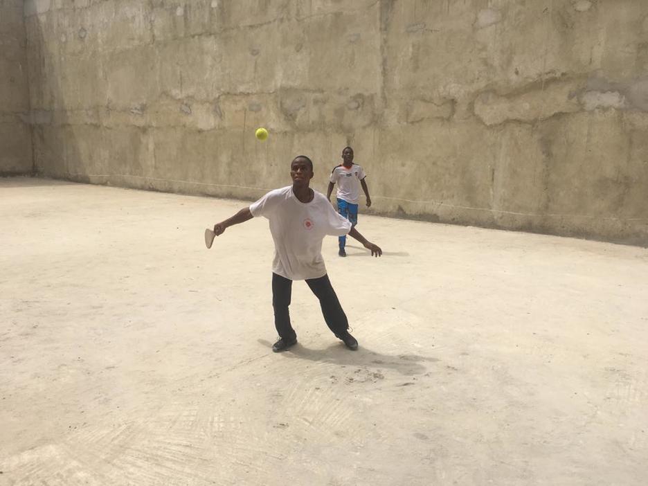 Au total, 250 collégiens peuvent s'initier à la pelote sur le nouveau fronton mur à gauche. © Avenir Jeunesse Guinée