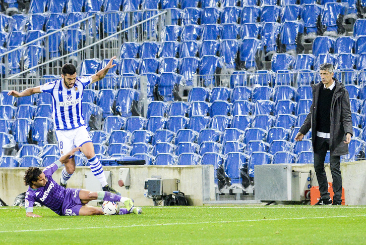 Imanol observa una acción entre Merino y Diego Lainez en el partido del sábado de Liga contra el Betis. (Gorka RUBIO/FOKU)