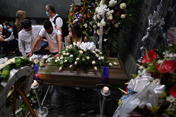 Funeral este lunes por uno de los cinco jóvenes muertos por un grupo armado en una área rural de Buga. (Luis ROBAYO/AFP)