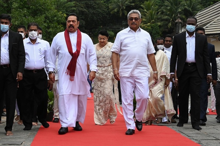 El primer ministro, Mahinda Rajapakse, y su hermano el presidente, Gotabaya Rajapakse, en una imagen del pasado agosto. (Lakruwan WANNIARACHCHI / AFP)