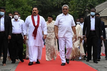 El primer ministro, Mahinda Rajapakse, y el presidente, Gotabaya Rajapakse, en una imagen del pasado agosto. (Lakruwan WANNIARACHCHI / AFP)