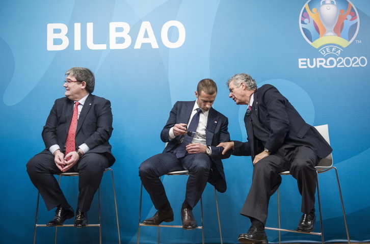 Juan Mari Aburto, alcalde de Bilbao; Aleksander Ceferin, presidente de la UEFA y Angel María Villar, expresidente de la RFEF. (Marisol RAMIREZ / FOKU)