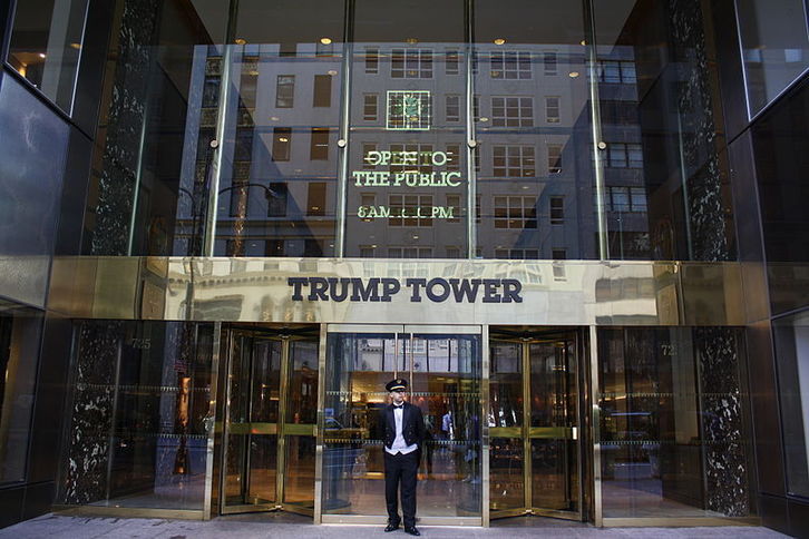 Trump Tower, el icono inmobiliario del ya expresidente y todavía magnate. (Wikimedia)