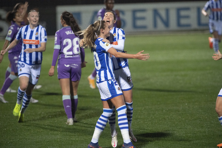 Maitane celebra con Mendoza su primer gol con la camiseta txuriurdin, que abría el marcador. (Juan Carlos RUIZ/FOKU)
