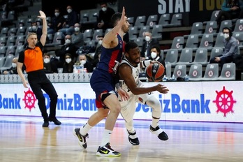 Norris Cole, vital para el triunfo galo, supera a un Vildoza tocado de la espalda. (EUROLEAGUE.NET)