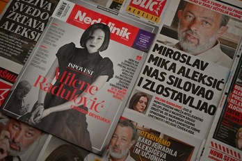 Bere iraskaleak bortxatu egin zuela salatu duen Milena Radulovic aktorea, Serbiako egunkarietako lehen orrian. (Andrej ISAKOVIC/AFP)