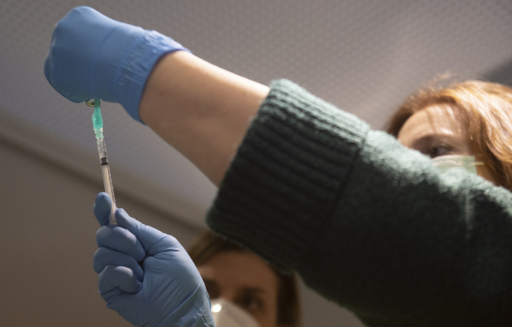 Personal sanitario prepara una dosis de la vacuna contra el covid-19. (Jagoba MANTEROLA/FOKU)
