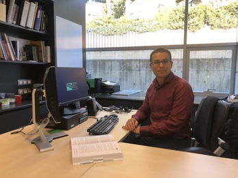 Cristian Castillo, en su despacho de la UOC.