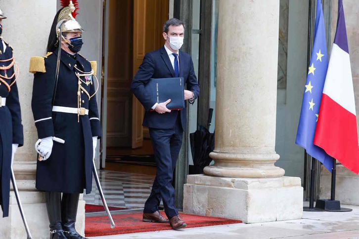 El ministro de Sanidad galo, Olivier Veran, teme un fuerte impacto de las nuevas variantes de la covid-19. (LUDOVIC MARIN /AFP)
