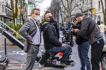 Alberto San Juan, durante el rodaje en la Gran Vía. (Aritz LOIOLA / FOKU)