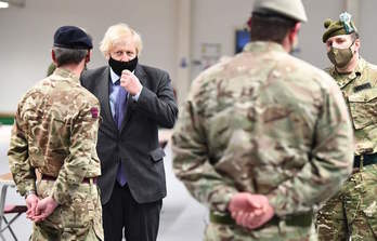 Johnson ha visitado uno de los centros de vacunación de Glasgow. (Jeff J MITCHELl / AFP)