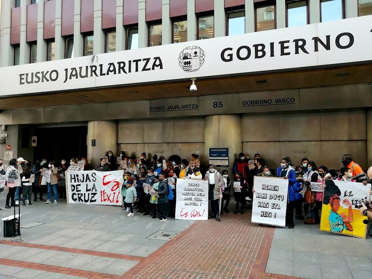 Concentración contra el cierre del Colegio Hijas de la Cruz.