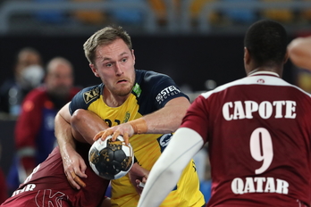 El lateral sueco Albin Lagergen en el duelo frente a Qatar en los cuartos de final. (Mohamed Abd EL GHANY / AFP)