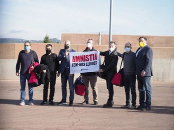 Los siete dirigentes independentistas catalanes, a su salida de la prisión de Lledoners. (@Omnium)