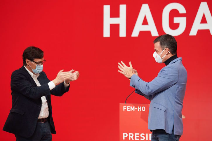 Pedro Sánchez acompañó a su exministro Salvador Illa en el inicio de campaña. (AFP)