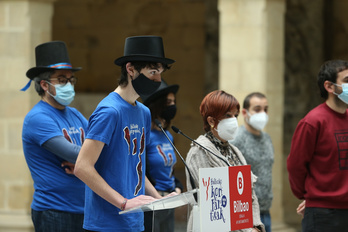 Bilboko Jai Batzorde Mistoko ordezkarien agerraldia, aratusterik antolatuko ez dutela jakinarazteko. (Aritz LOIOLA/FOKU) 
