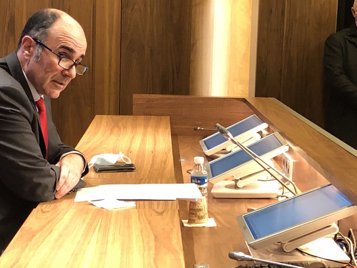 Manu Ayerdi, en la comparecencia en la que hoy ha anunciado su dimisión por el caso Davalor. (FOKU)