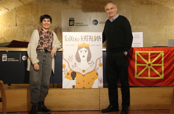Ainara Azpiazu «Axpi» eta Angel Rekalde, «Foixeko Katalina» komikiarekin. (NABARRALDE)