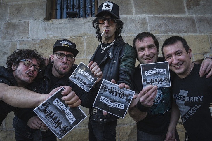 Los miembros de La Excavadora con su nuevo disco homónimo. (Aritz LOIOLA/FOKU)