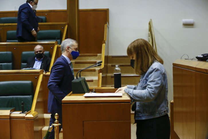 El lehendakari abandona el pleno mientras interviene Nerea Kortajarena, de EH Bildu. (Jaizki FONTANEDA/FOKU)