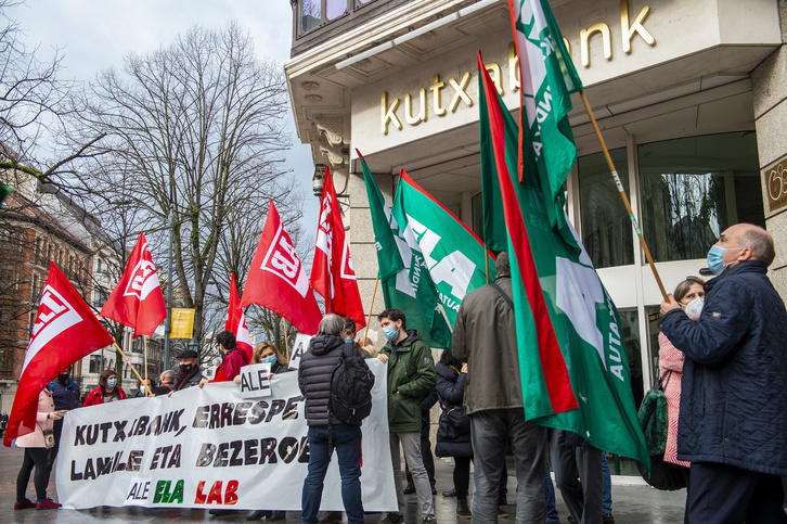 Concentración sindical ante la sede central de Kutxabank, en Bilbo. (Marisol RAMIREZ / FOKU)