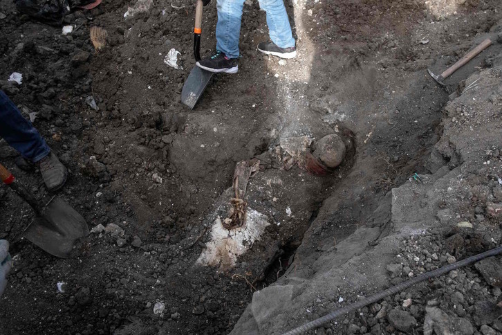 Restos humanos en una fosa hallada en el estado mexicano de Tijuana. (Guillermo ARIAS/AFP)
