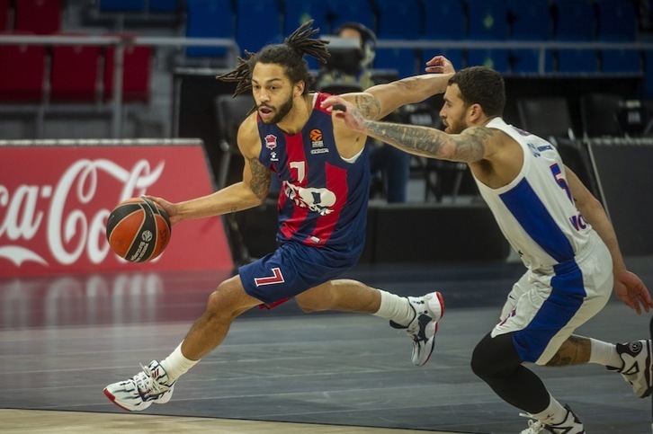 Pierria Henry –en imagen ante un Mike James recientemente apartado y a punto de ser expulsado del CSKA de Moscú– pronto tendrá el pasaporte de Senegal y dejará de ser extracomunitario. (Jaizki FONTANEDA / FOKU)