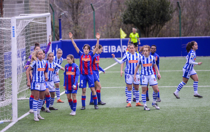 Eibar y Real, en la imagen un momento de su enfrentamiento de la pasada semana en Unbe, han firmado una gran primera vuelta. (Gorka Rubio/Foku)