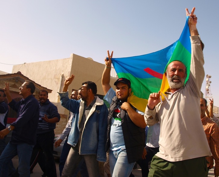 Una protesta amazigh en el enclave costero de Zuwara. (Karlos ZURUTUZA)