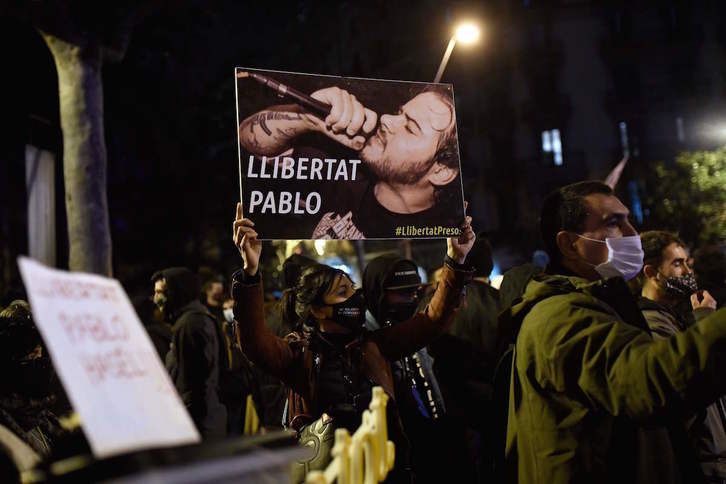 Pancartas por la libertad de Pablo Hasel en Barcelona. (Josep LAGO/AFP)