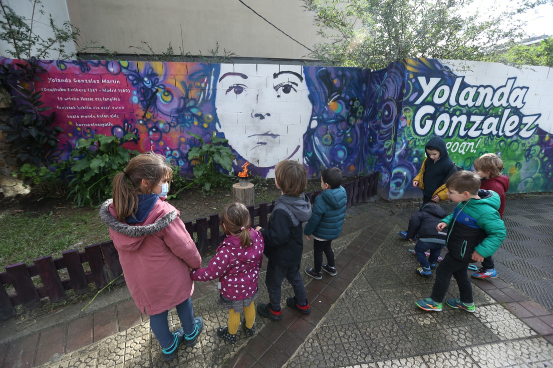 Varios niños y niñas observan el pebetero encendido en recuerdo de Yolanda González. (Aritz LOIOLA/FOKU)