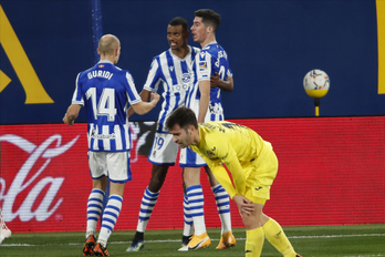 Carlos Fernández, Isak y Guridi celebran el empate del sueco en Villarreal. (LOF)