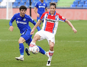 Tomás Pina protege el balón ante un rival del Getafe. (AGENCIA LOF)