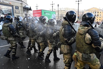 Errusiako indar polizialen hedapena San Petersburgoko manifestazioan. (Olga MALTSEVA/AFP)