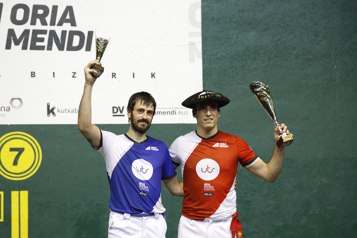 Barrenetxea y Urriza –con la txapela– posan después de la final del Masters de remonte. (Maialen ANDRÉS/ORIAMENDI)