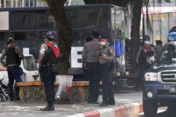 Policías desplegados en el centro de Yangon. (STR/AFP)