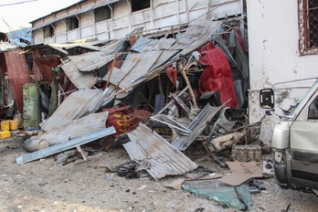 Escombros provocados por el ataque de Al-Shabab en un hotel de Mogadiscio. (STRINGER/AFP)