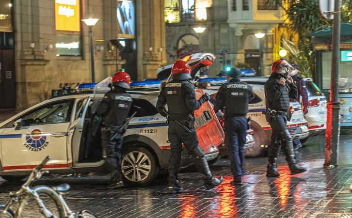 Ertzainas en la Parte Vieja de Donostia a la hora del toque de queda. (Gorka RUBIO | FOKU)