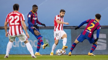 La aparición de De Marcos provocó el gol en propia puerta de Alba en el Camp Nou. (@AthleticClub)