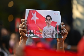 Protestas con la imagen de Aung San Suu Kyi ante la embajada birmana en Bangkok, Tailandia. (Lillian SUWANRUMPHA/AFP) 