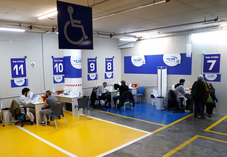 Centro de vacunación en Tel Aviv. (Jack GUEZ / AFP)