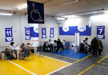 Centro de vacunación en Tel Aviv. (Jack GUEZ / AFP)