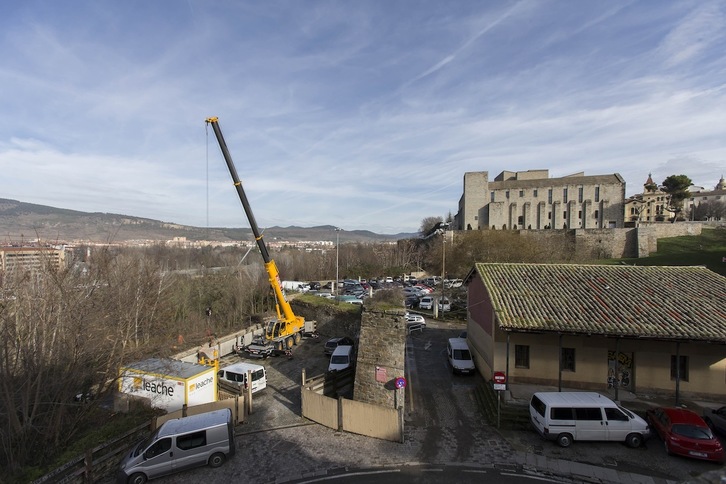 Obras en los Corralillos de Santo Domingo. El cartel anunciador de las mismas incumple la Ordenanza del Euskara, según el TAN. (AYUNTAMIENTO DE IRUÑEA)