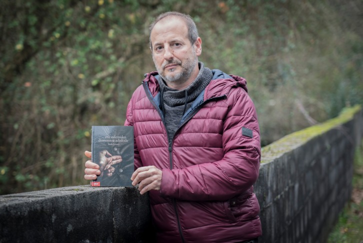 '…eta infernuko demonioa adiskide' liburua aurkeztu du Iñaki Irisarrik. (Gorka RUBIO/FOKU)