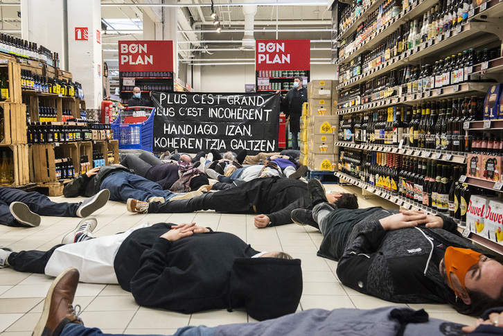 Miembros de «Kasu, Kasu Ostalariak Kexu», durante su protesta. (Guillaume FAUVEAU)