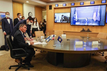 Israel y Kosovo han establecido relaciones diplomáticas en una ceremonia virtual. (Menahem KAHANA / AFP)