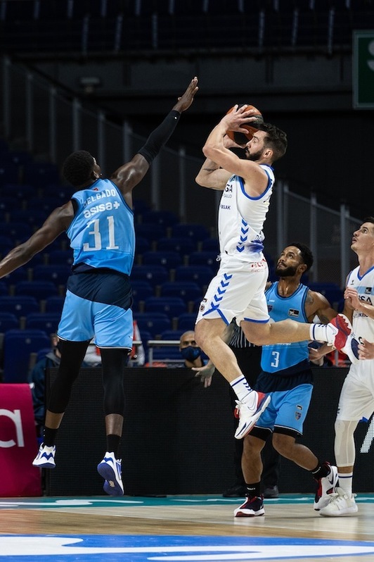 Faggiano ensaya un lanzamiento en el choque de primera vuelta frente a Estudiantes. (J. PELEGRÍN / ACB PHOTO)