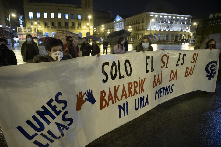 Concentración de Lunes Lilas en Iruñea, donde han recordado a las víctimas del hombre que grabó a mujeres sin consentimiento. (Jagoba MANTEROLA/FOKU)