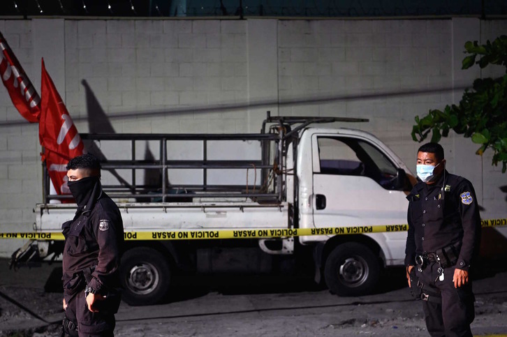 Dos policías, en el lugar del ataque. (Marvin RECINOS/AFP)