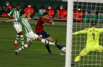 Calleri prepara un disparo ante Joel Robles. (LA OTRA FOTO)